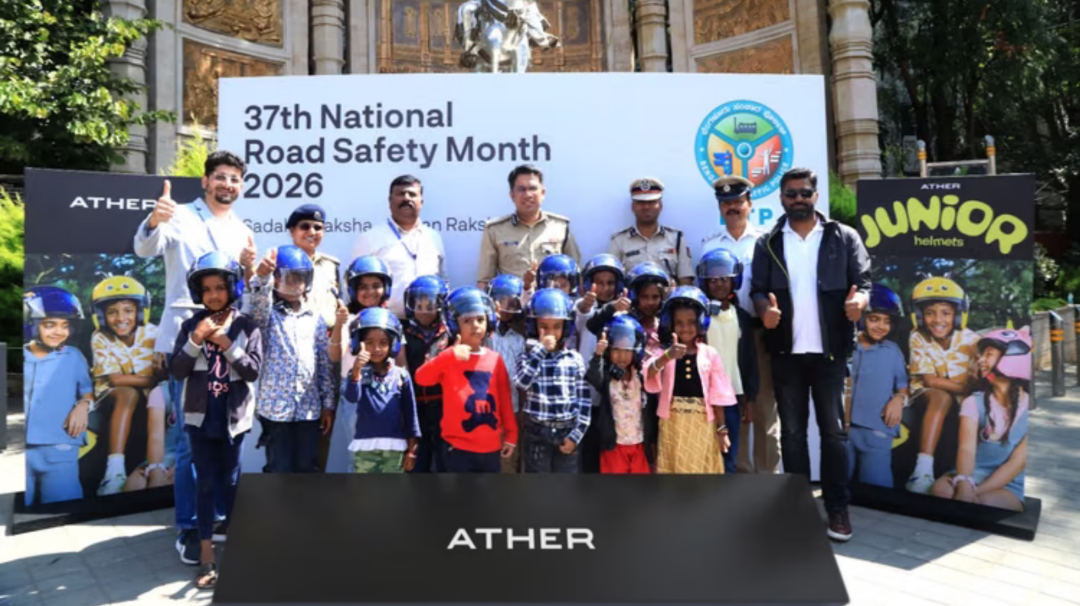 नन्हे सिरों की सुरक्षा का ‘Ather’ प्रॉमिस: बेंगलुरु ट्रैफिक पुलिस को गिफ्ट किए 100 बच्चों के हेलमेट!