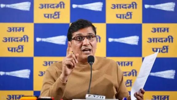 AAP Leader on Delhi Janakpuri Pothole Accident